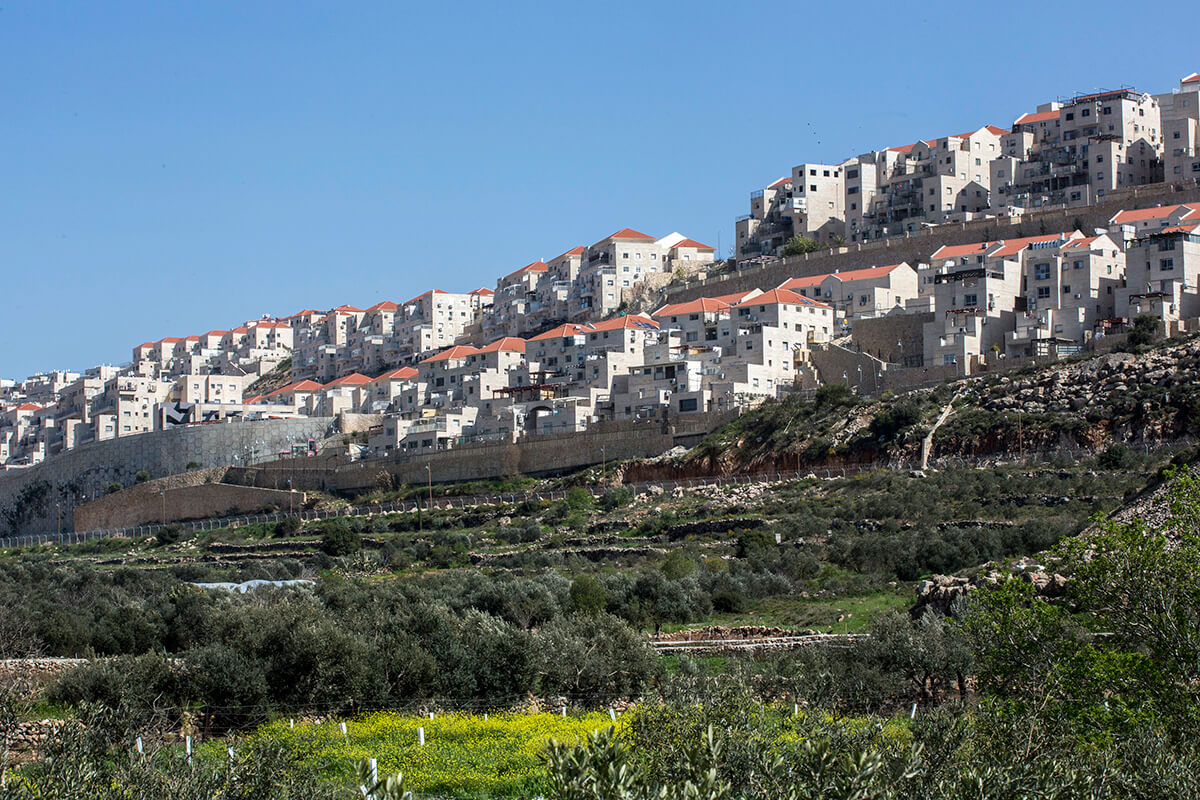Siedlung in der Westbank, Beitar Illit, auf dem Land vom palästinenischen Dorf Wadi Fukin gebaut. Beitar Illit ist eine der am schnellsten wachsenden Siedlungen in der Westbank mit mittlerweile mehr als 50.000 Siedler*innen. 2019. Foto: Activestills