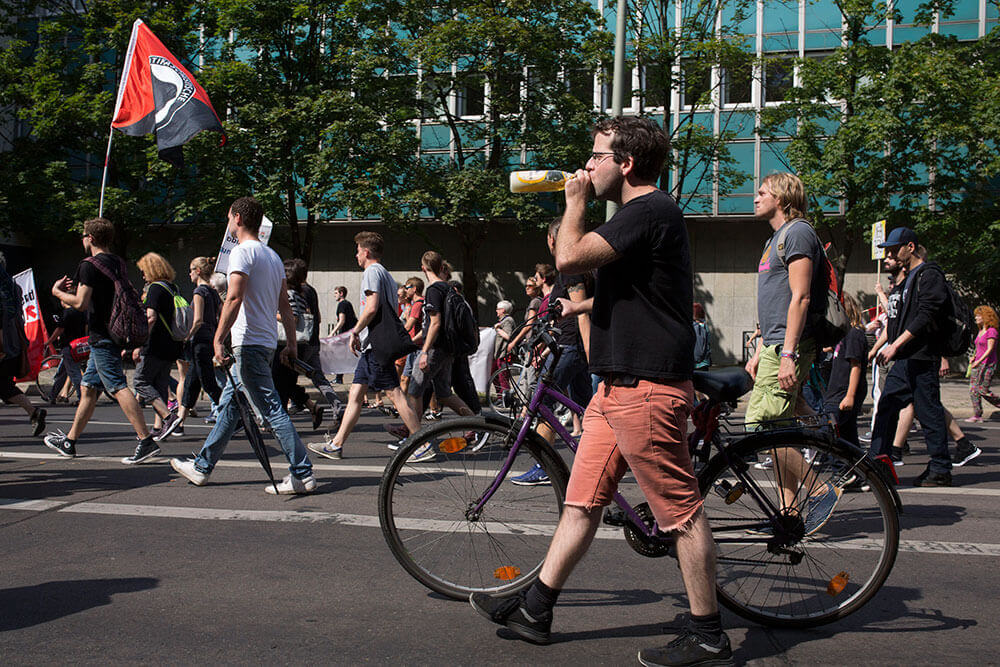Yossi auf einer Demonstration gegen Pegida in Berlin, 2016