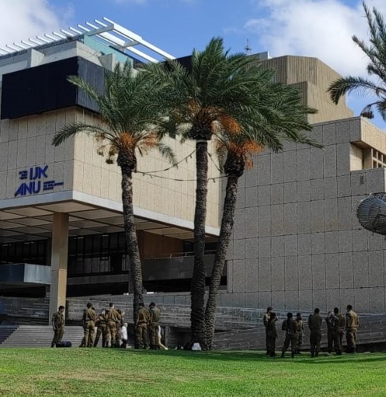 Soldiers with weapons at Tel Aviv University, 2023. Photo: Nisi Peli